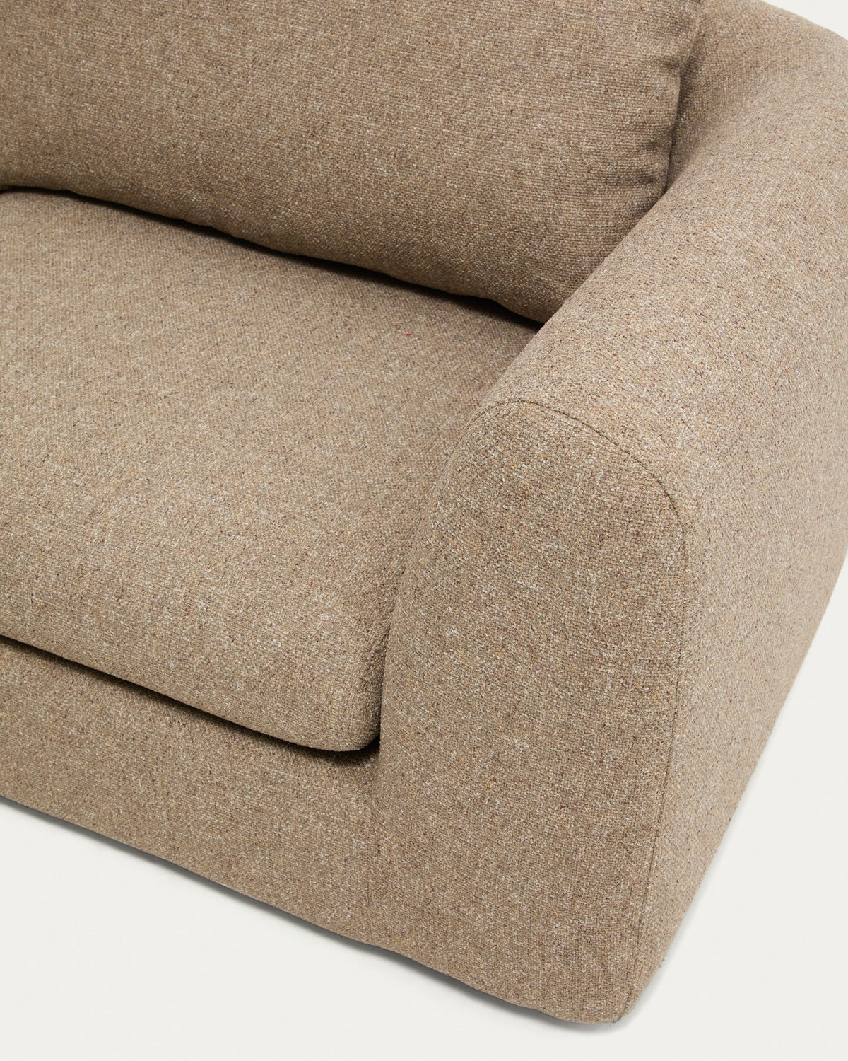 Hellbraunes 3-Sitzer Sofa Vera mit Chaiselongue links, gepolstert mit strukturiertem Stoff, abgerundeten Armlehnen und niedrigem Gestell.