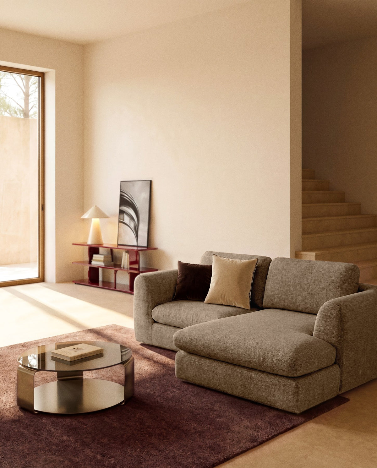 Hellbraunes 3-Sitzer Sofa Vera mit Chaiselongue links, gepolstert mit strukturiertem Stoff, abgerundeten Armlehnen und niedrigem Gestell.