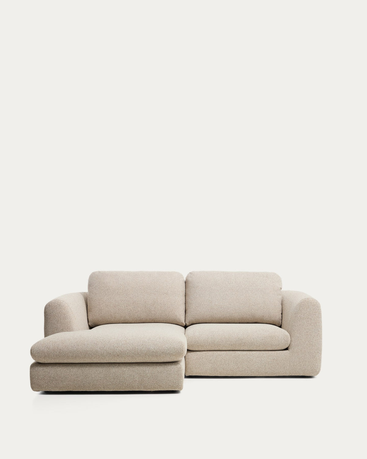 3-Sitzer Sofa Vera in Beige mit Chaiselongue links, gepolstertem Gewebebezug, schwarzen Polypropylen-Beinen und runden Armlehnen von Kave Home