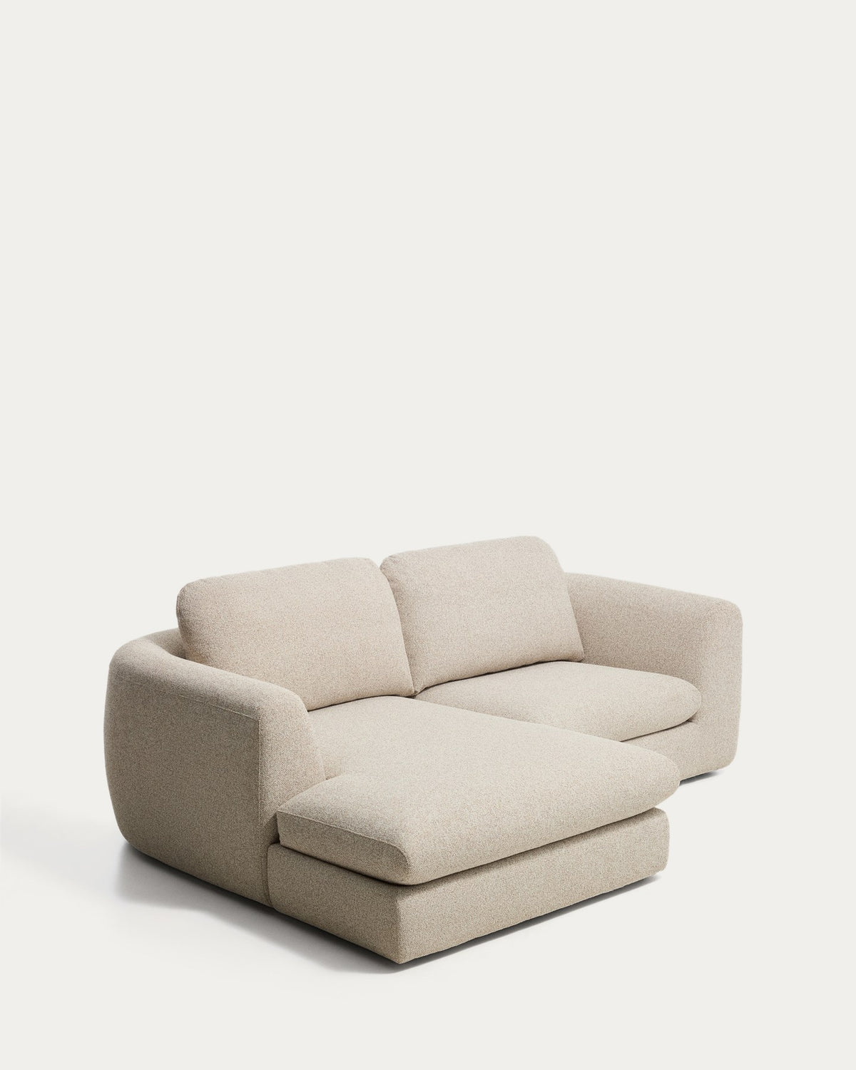 3-Sitzer Sofa Vera in Beige mit Chaiselongue links, gepolstertem Gewebebezug, schwarzen Polypropylen-Beinen und runden Armlehnen von Kave Home