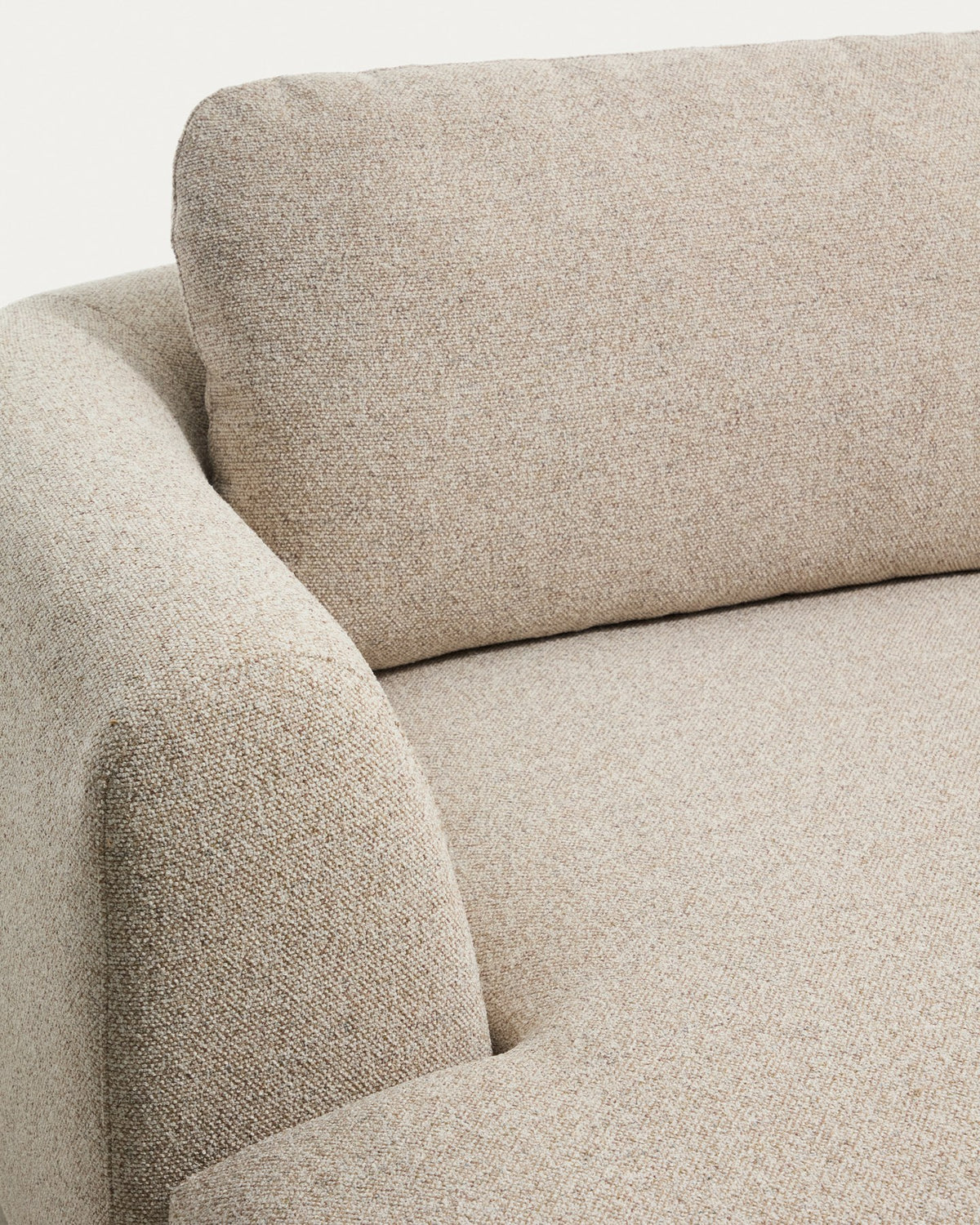 3-Sitzer Sofa Vera in Beige mit Chaiselongue links, gepolstertem Gewebebezug, schwarzen Polypropylen-Beinen und runden Armlehnen von Kave Home