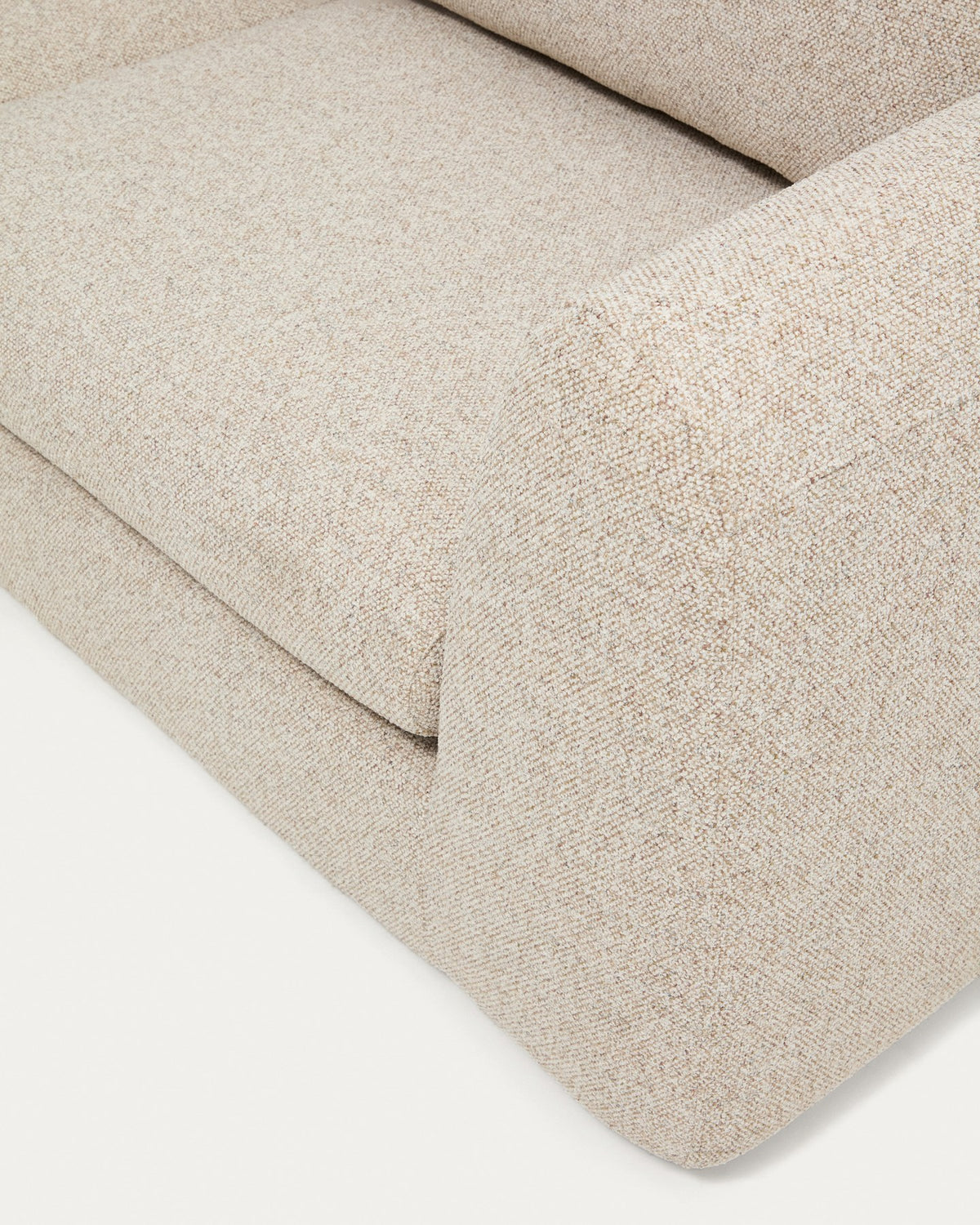 3-Sitzer Sofa Vera in Beige mit Chaiselongue links, gepolstertem Gewebebezug, schwarzen Polypropylen-Beinen und runden Armlehnen von Kave Home