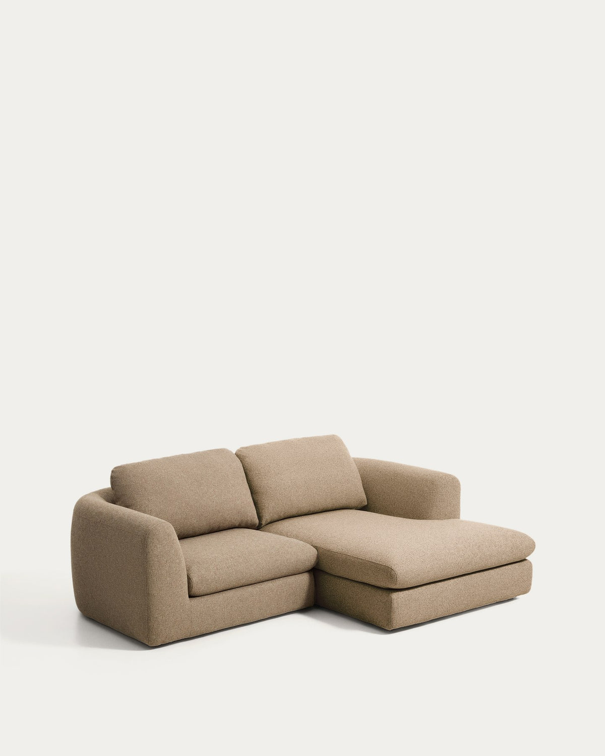 Hellbraunes 3-Sitzer Sofa Vera mit Chaiselongue rechts, gepolstert mit strukturiertem Gewebe, Gestell aus Kiefernholz und Spanplatte.