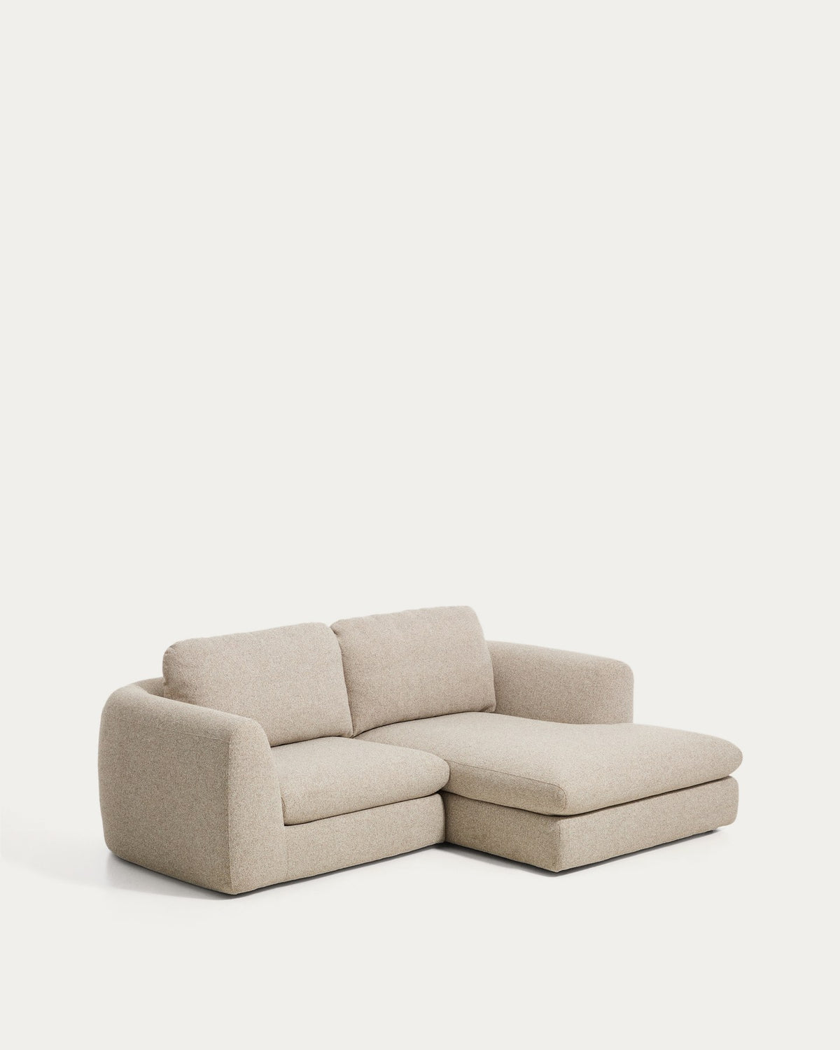 Beiges 3-Sitzer Sofa Vera mit Chaiselongue rechts, Gewebebezug, abgerundete Armlehnen, schwarze Beine aus Polypropylen, niedriges Gestell.