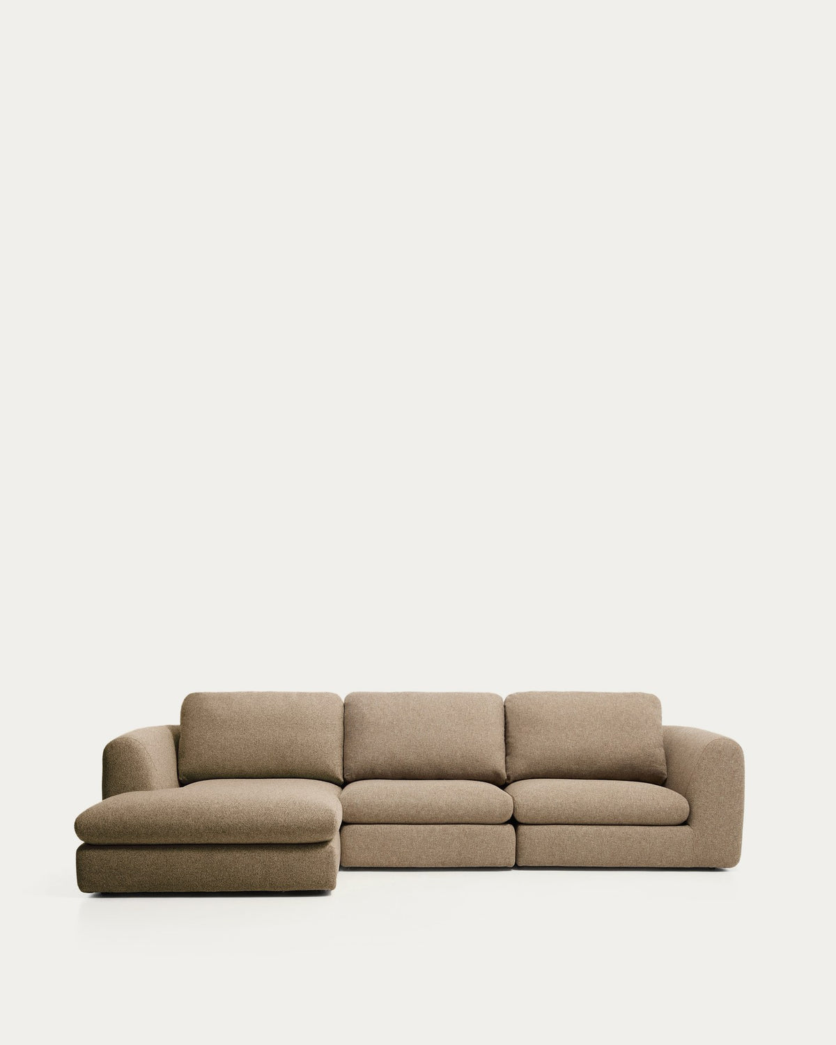 Hellbraunes 4-Sitzer Sofa Vera mit Chaiselongue links, gepolstert mit strukturiertem Stoff, Holzgestell, Masse 322x176x87 cm.