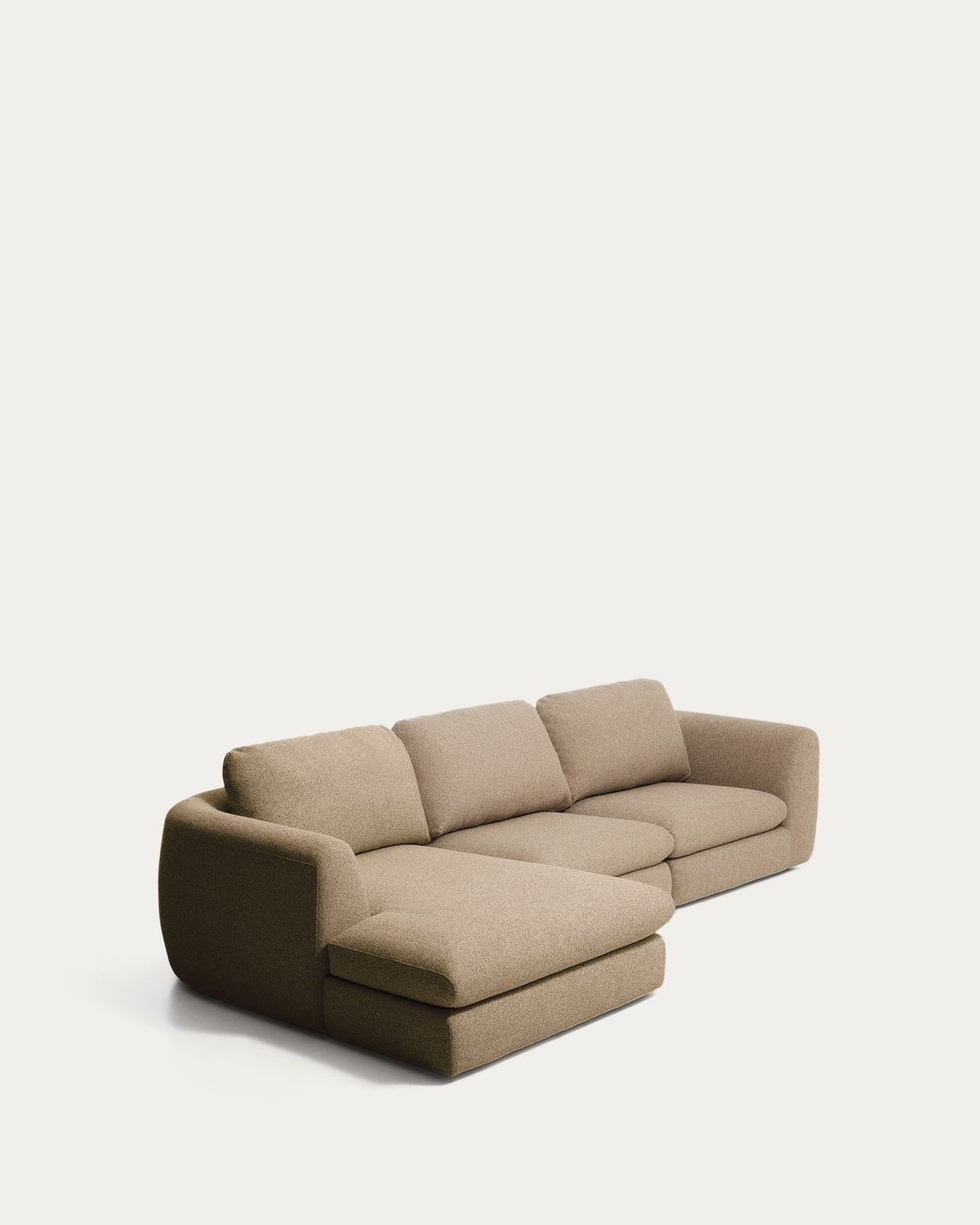 Hellbraunes 4-Sitzer Sofa Vera mit Chaiselongue links, gepolstert mit strukturiertem Stoff, Holzgestell, Masse 322x176x87 cm.