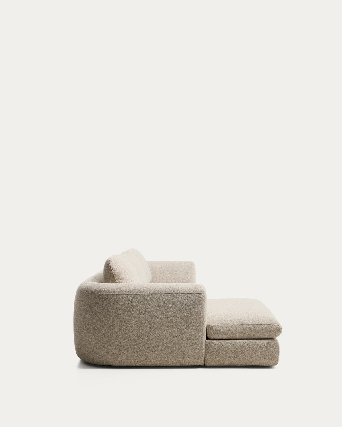 Beigefarbenes 4-Sitzer Sofa Vera mit Chaiselongue links, gepolstert mit strukturiertem Gewebe, schwarze Beine aus Polypropylen, 322 cm breit.
