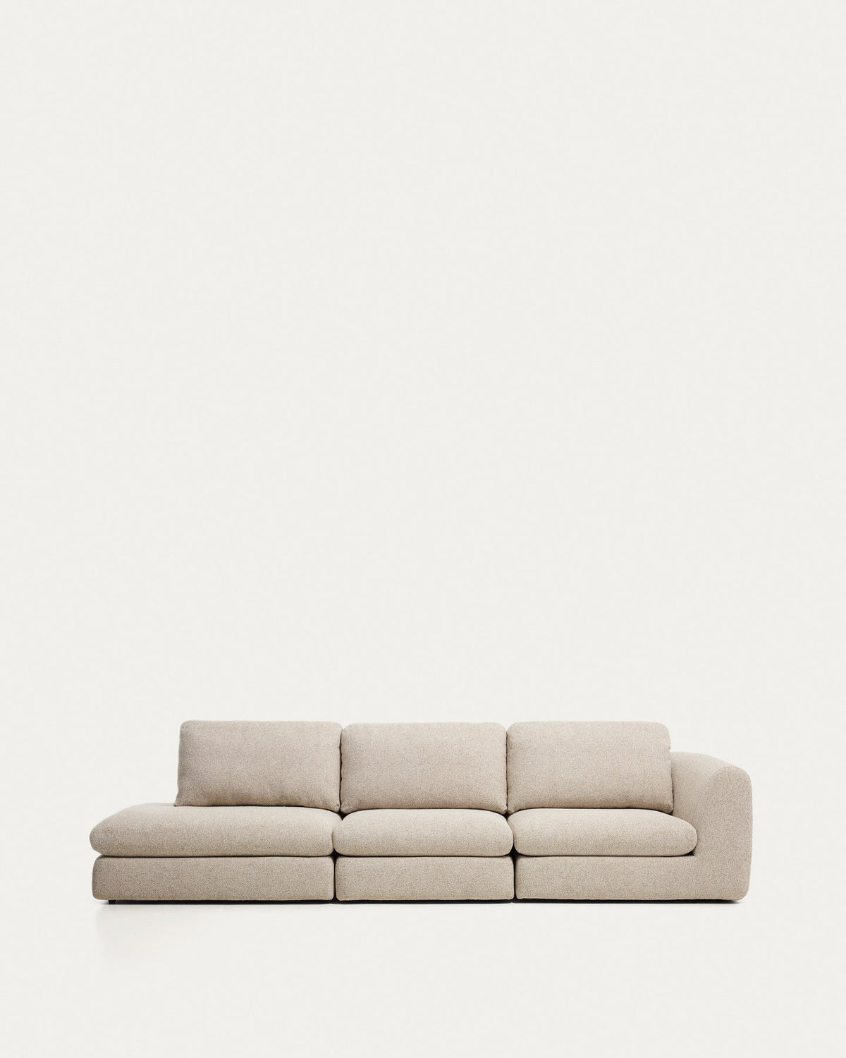 4-Sitzer Sofa Vera in Beige mit Randmodul links, gepolstert mit strukturiertem Gewebe, abgerundeten Armlehnen und schwarzen Kunststoffbeinen.