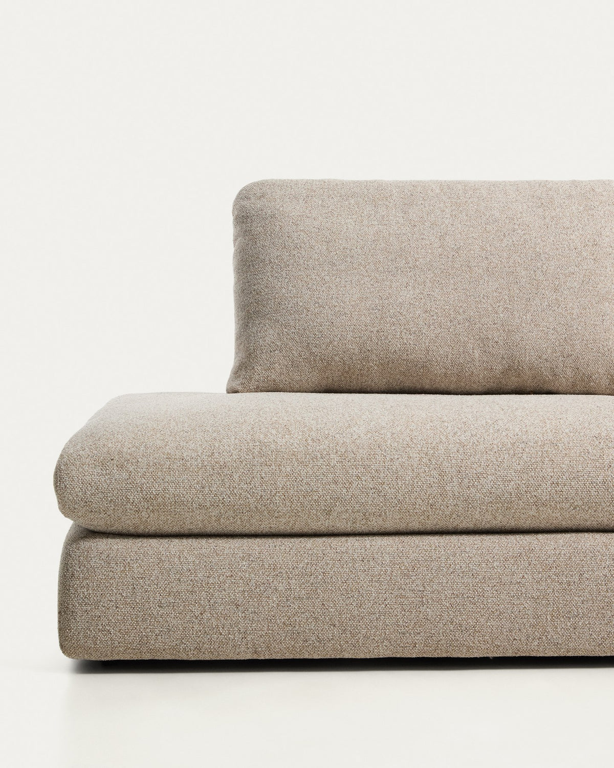 4-Sitzer Sofa Vera in Beige mit Randmodul links, gepolstert mit strukturiertem Gewebe, abgerundeten Armlehnen und schwarzen Kunststoffbeinen.