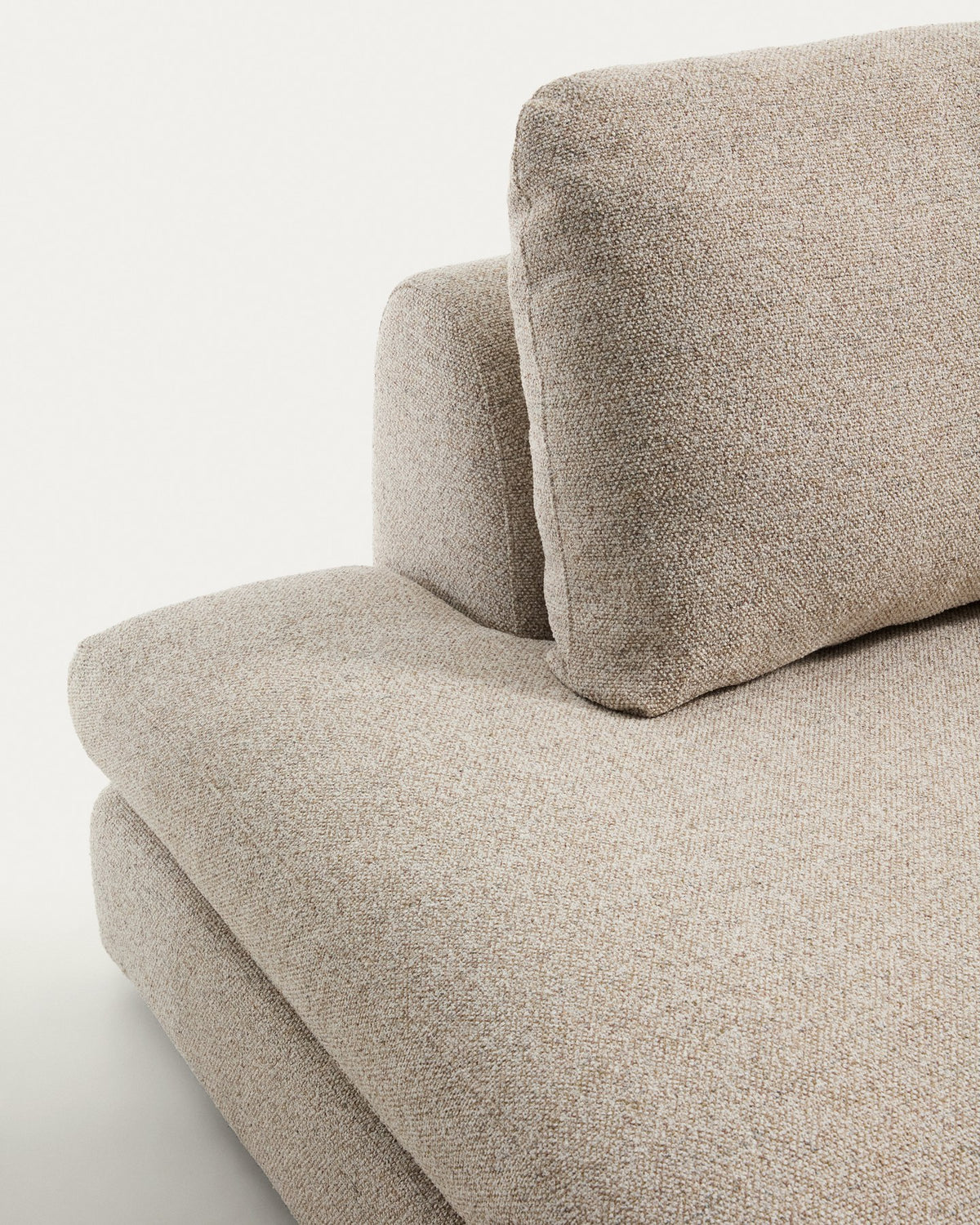 4-Sitzer Sofa Vera in Beige mit Randmodul links, gepolstert mit strukturiertem Gewebe, abgerundeten Armlehnen und schwarzen Kunststoffbeinen.