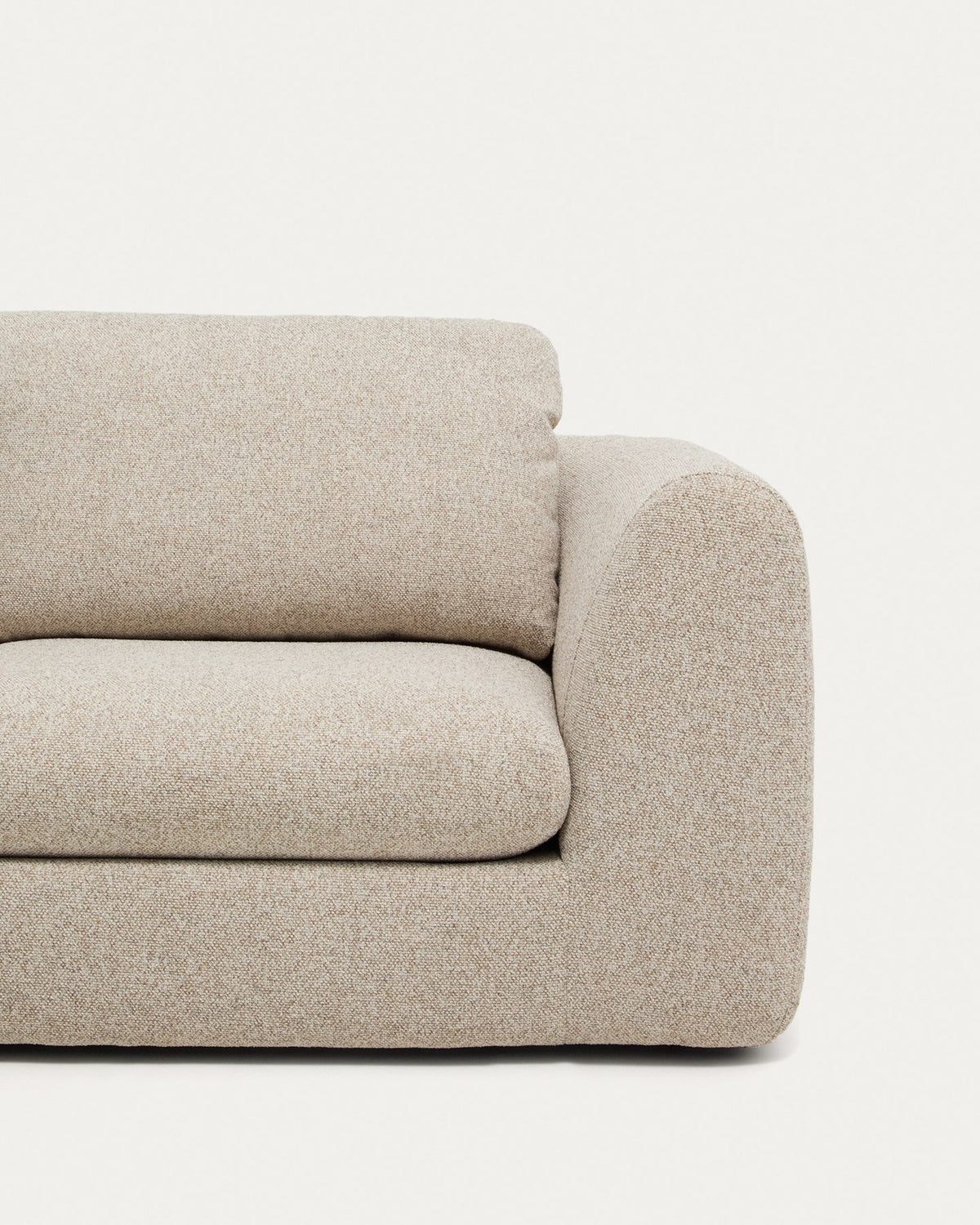 4-Sitzer Sofa Vera in Beige mit Randmodul links, gepolstert mit strukturiertem Gewebe, abgerundeten Armlehnen und schwarzen Kunststoffbeinen.