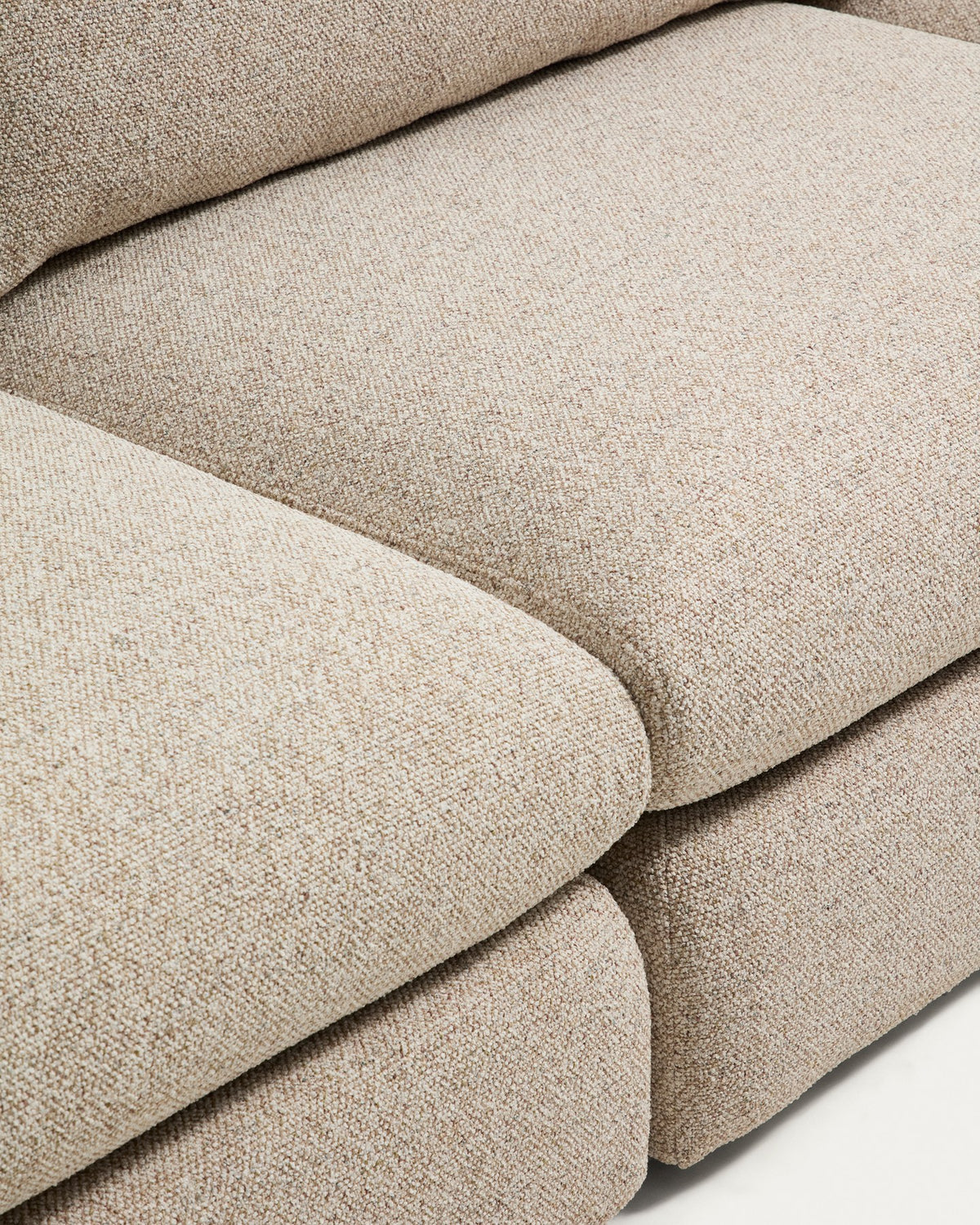 4-Sitzer Sofa Vera in Beige mit Randmodul links, gepolstert mit strukturiertem Gewebe, abgerundeten Armlehnen und schwarzen Kunststoffbeinen.