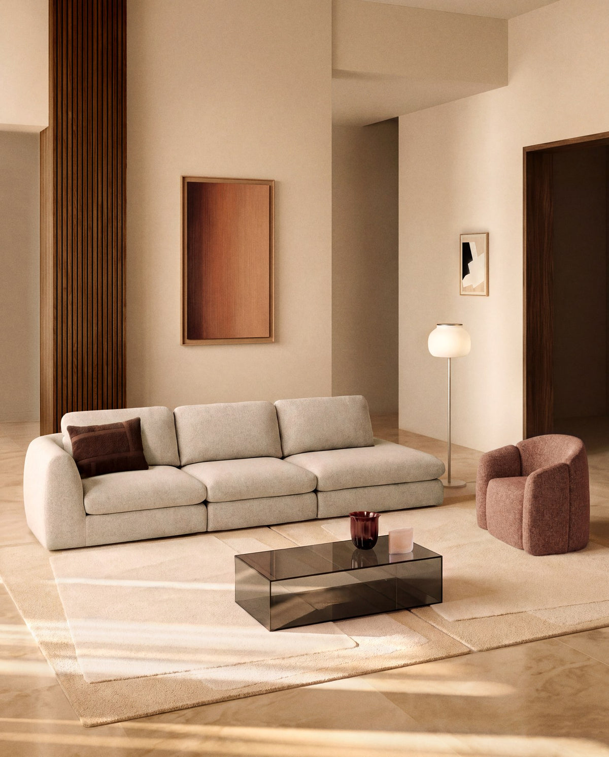 4-Sitzer Sofa Vera in Beige mit Randmodul links, gepolstert mit strukturiertem Gewebe, abgerundeten Armlehnen und schwarzen Kunststoffbeinen.