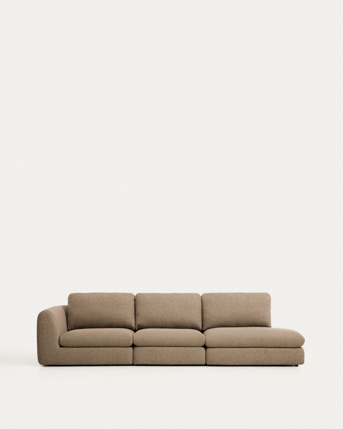 Hellbraunes 4-Sitzer Sofa Vera mit Randmodul rechts, texturierter Gewebebezug, abgerundete Armlehnen und niedriges Gestell auf Beinen.