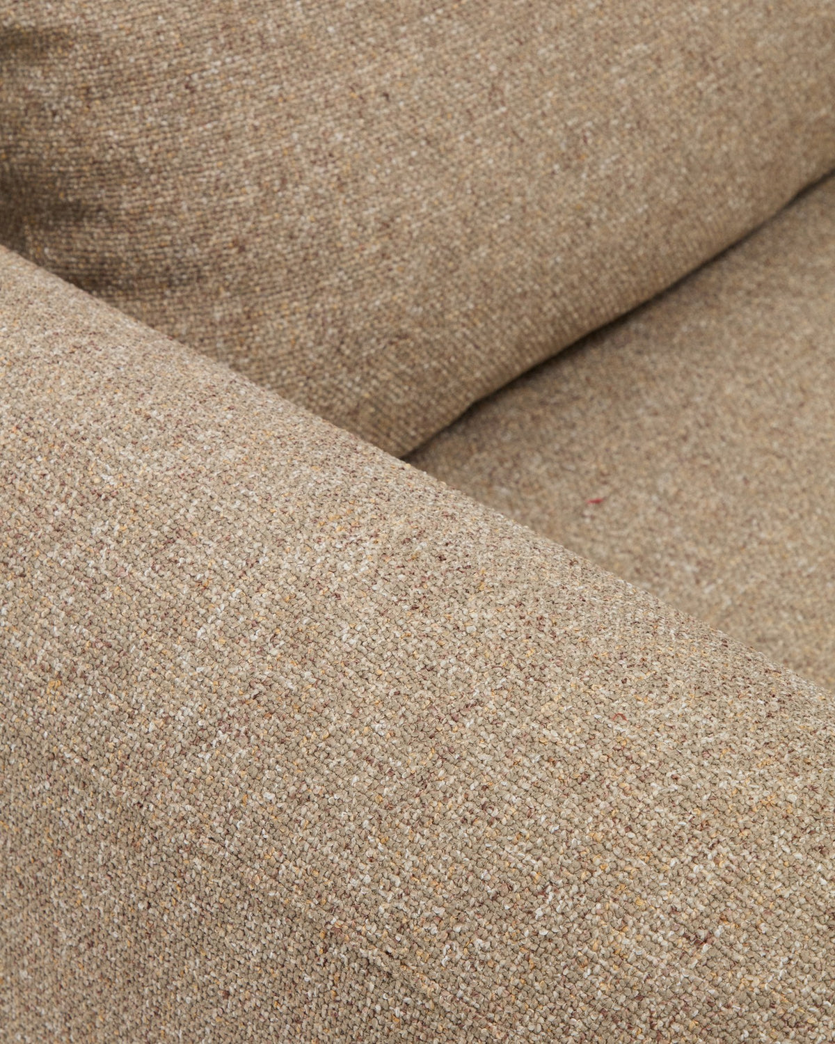 Hellbraunes 4-Sitzer Sofa Vera mit Randmodul rechts, texturierter Gewebebezug, abgerundete Armlehnen und niedriges Gestell auf Beinen.