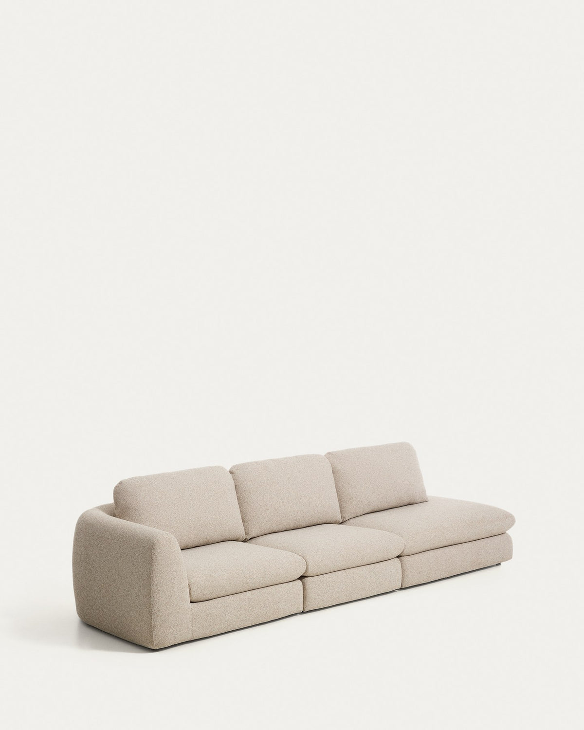 Beiges Sofa Vera mit vier Sitzplätzen und Randmodul rechts, gepolstert mit strukturiertem Gewebe, schwarzen Kunststoffbeinen und niedrigem Gestell.