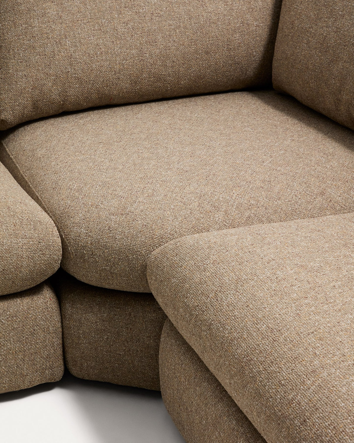 Hellbraunes 5-Sitzer Ecksofa Vera mit gepolsterter Sitzfläche, abgerundeten Armlehnen und Beinen aus Polypropylen, Masse 330x330x87cm.