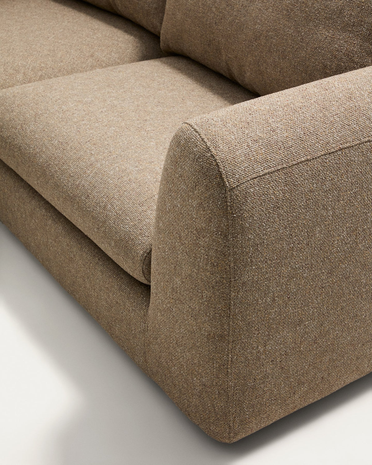 Hellbraunes 5-Sitzer Ecksofa Vera mit gepolsterter Sitzfläche, abgerundeten Armlehnen und Beinen aus Polypropylen, Masse 330x330x87cm.