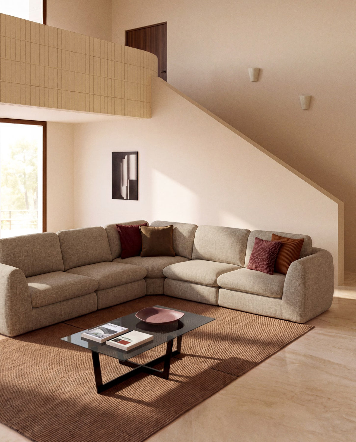 Hellbraunes 5-Sitzer Ecksofa Vera mit gepolsterter Sitzfläche, abgerundeten Armlehnen und Beinen aus Polypropylen, Masse 330x330x87cm.