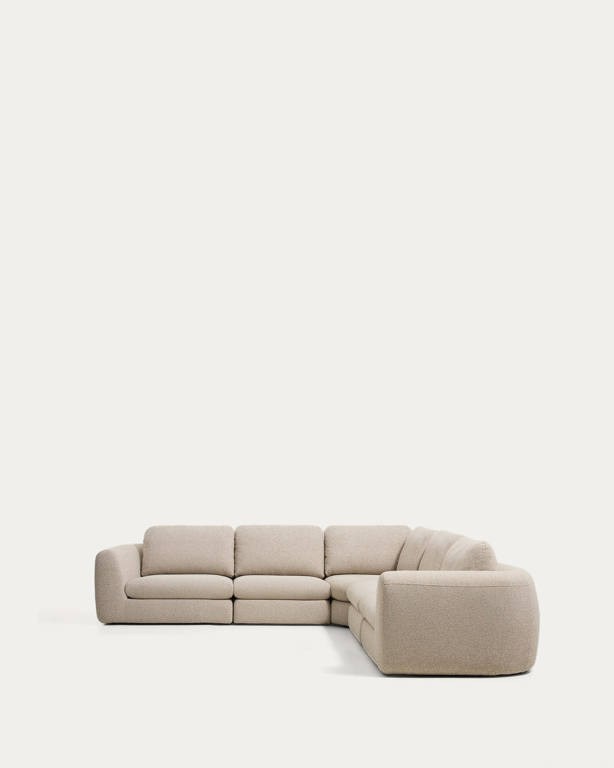 5-Sitzer Ecksofa Vera in Beige mit abgerundeten Armlehnen, strukturiertem Gewebebezug und schwarzen Beinen aus Polypropylen, Frontalansicht.