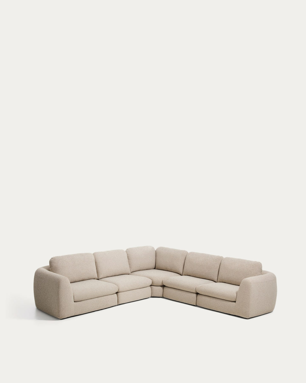 5-Sitzer Ecksofa Vera in Beige mit abgerundeten Armlehnen, strukturiertem Gewebebezug und schwarzen Beinen aus Polypropylen, Frontalansicht.