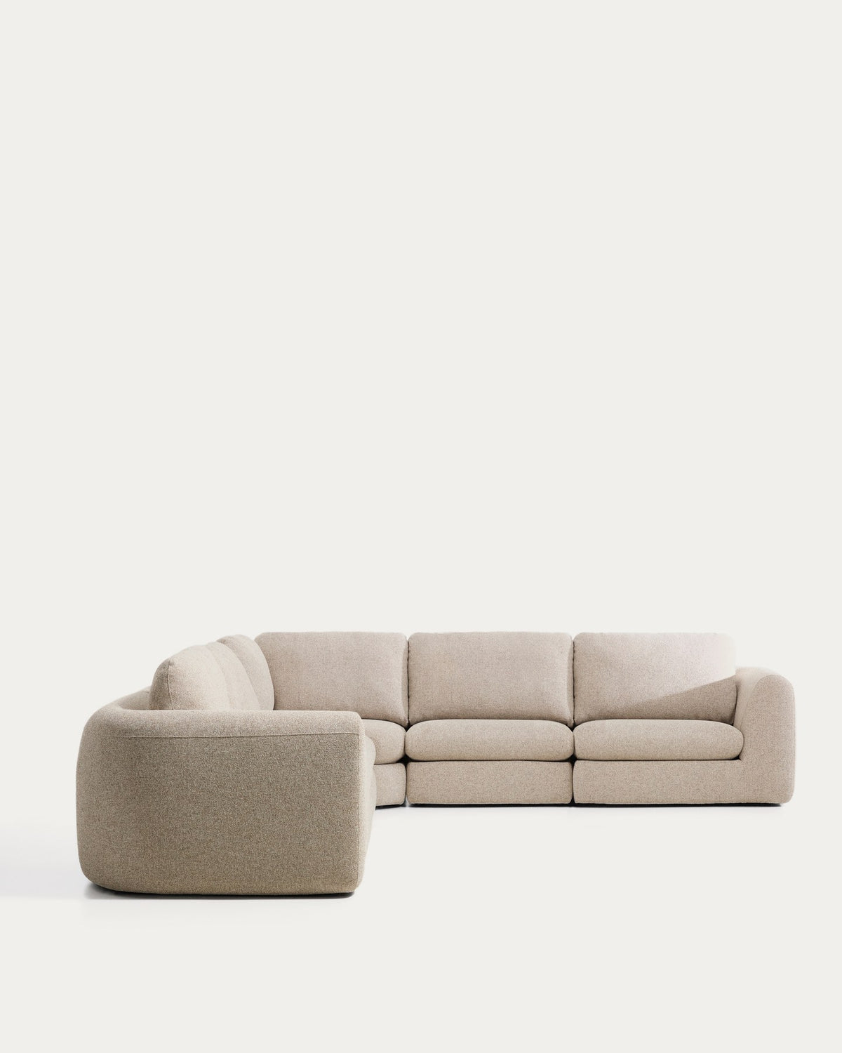 5-Sitzer Ecksofa Vera in Beige mit abgerundeten Armlehnen, strukturiertem Gewebebezug und schwarzen Beinen aus Polypropylen, Frontalansicht.