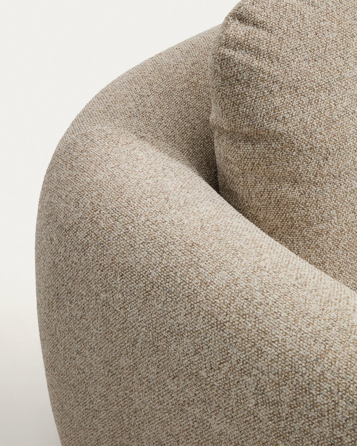 5-Sitzer Ecksofa Vera in Beige mit abgerundeten Armlehnen, strukturiertem Gewebebezug und schwarzen Beinen aus Polypropylen, Frontalansicht.