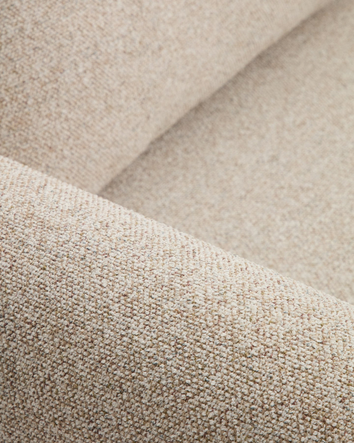5-Sitzer Ecksofa Vera in Beige mit abgerundeten Armlehnen, strukturiertem Gewebebezug und schwarzen Beinen aus Polypropylen, Frontalansicht.