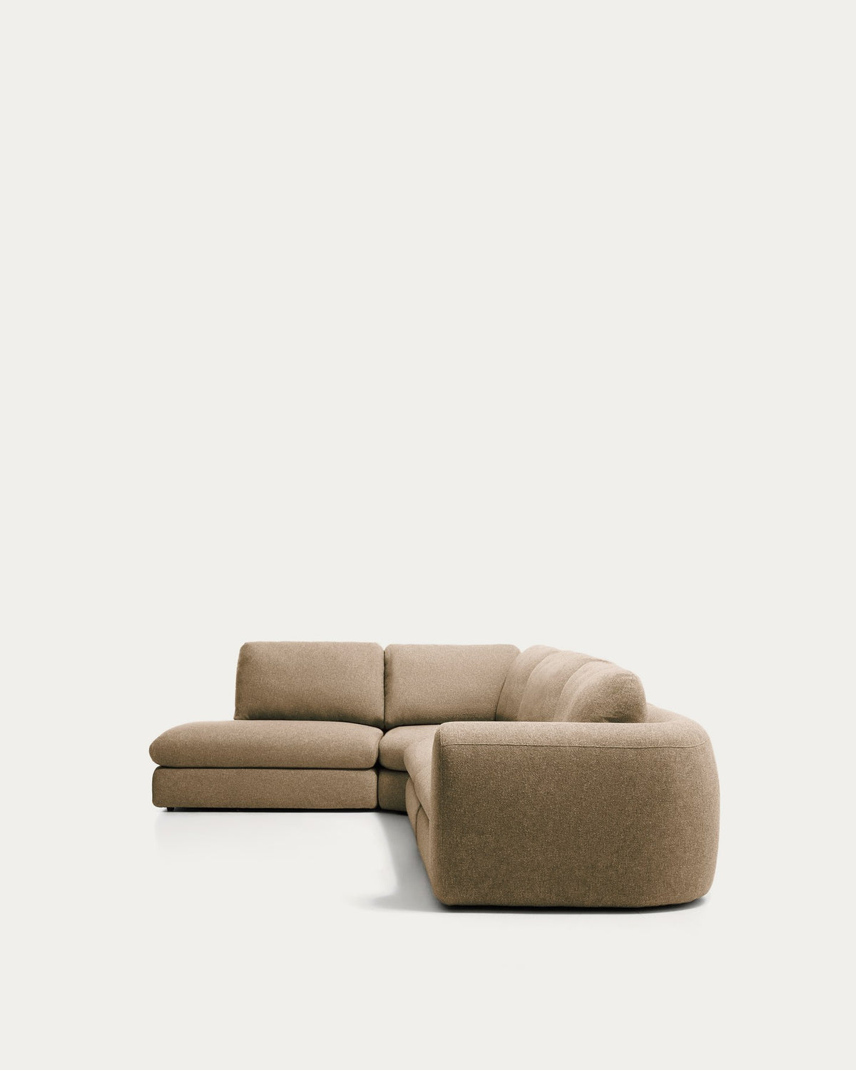 5-Sitzer Ecksofa Vera in Hellbraun mit Randmodul links, Gewebebezug, abgerundeten Armlehnen und niedrigem Holzgestell von Kave Home.