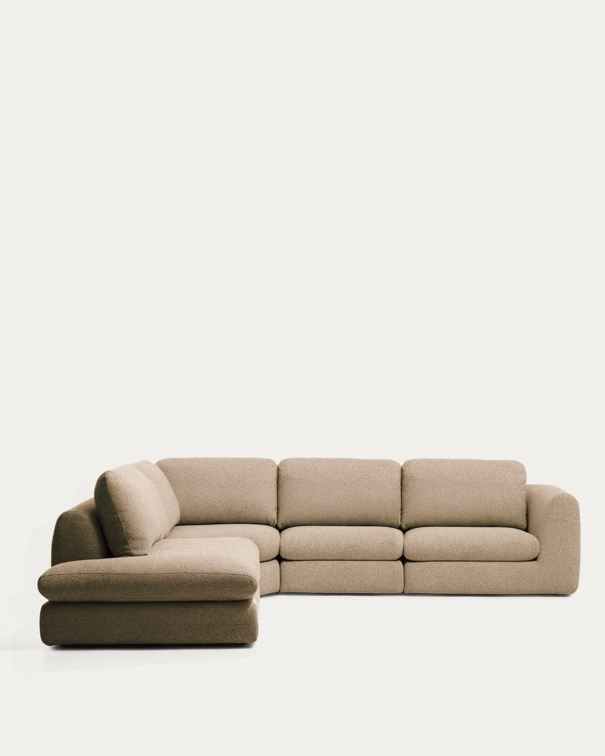 5-Sitzer Ecksofa Vera in Hellbraun mit Randmodul links, Gewebebezug, abgerundeten Armlehnen und niedrigem Holzgestell von Kave Home.