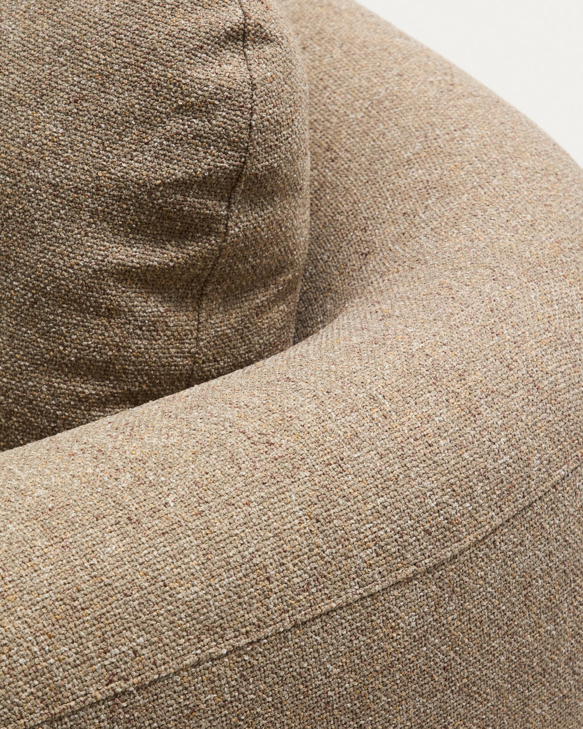 5-Sitzer Ecksofa Vera in Hellbraun mit Randmodul links, Gewebebezug, abgerundeten Armlehnen und niedrigem Holzgestell von Kave Home.