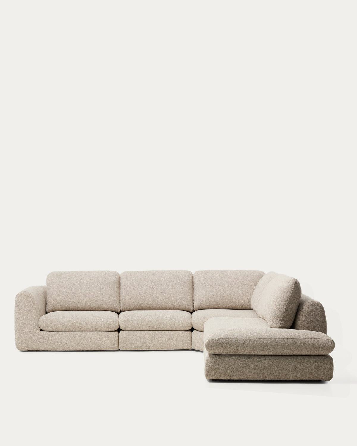 Beiges 5-Sitzer Ecksofa Vera mit Randmodul rechts, Gewebebezug mit grober Struktur, abgerundeten Armlehnen und niedrigem Gestell aus Kiefernholz.