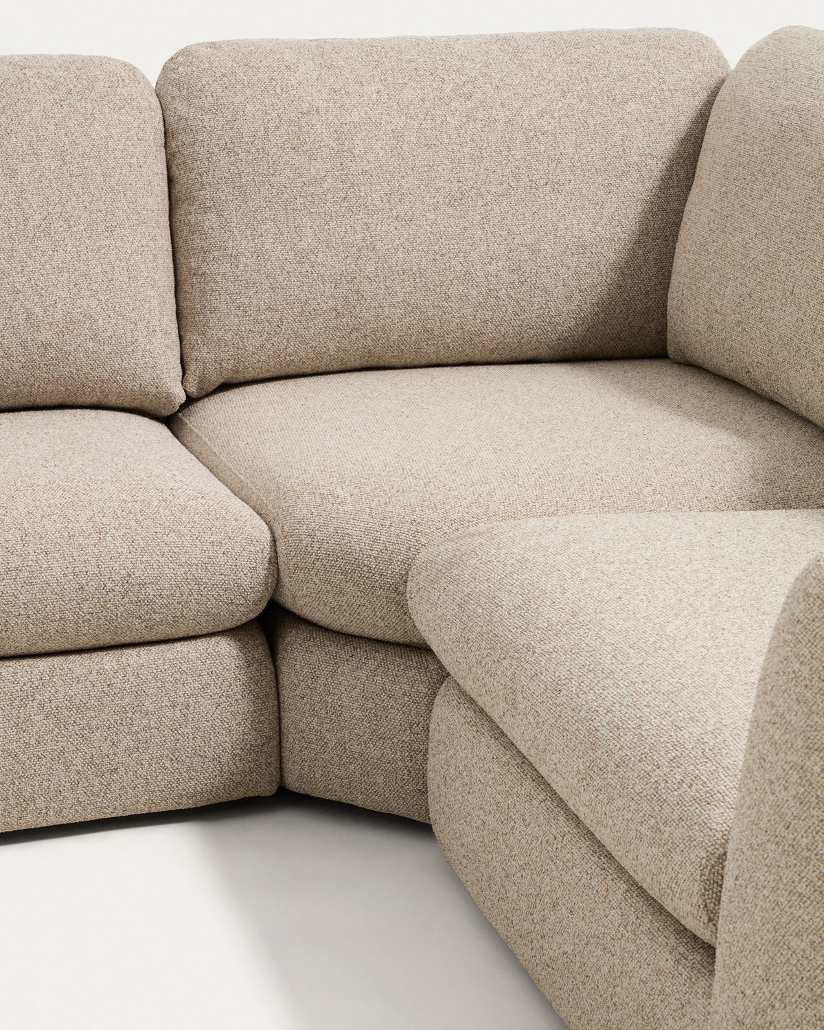 Beiges 5-Sitzer Ecksofa Vera mit Randmodul rechts, Gewebebezug mit grober Struktur, abgerundeten Armlehnen und niedrigem Gestell aus Kiefernholz.