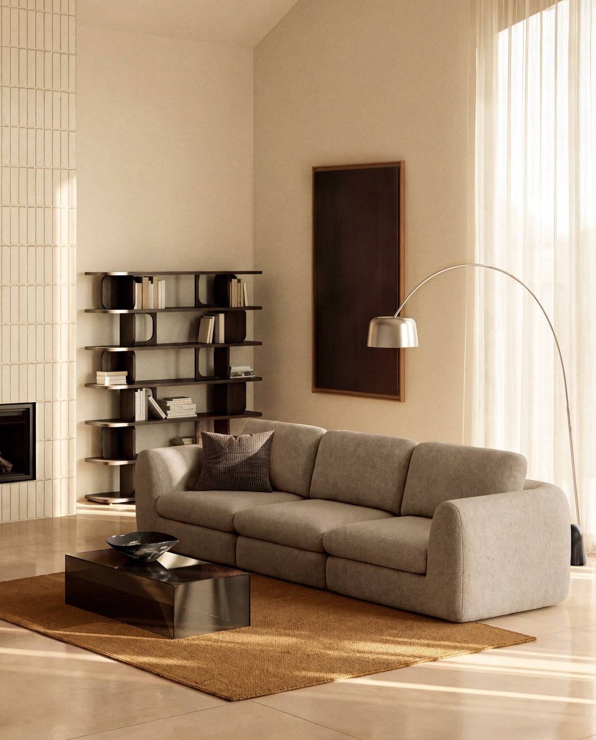 4-Sitzer Sofa Vera in Hellbraun mit gepolsterten Sitz- und Rückenkissen, abgerundeten Armlehnen und Beinen aus Polypropylen, Breite 320 cm.