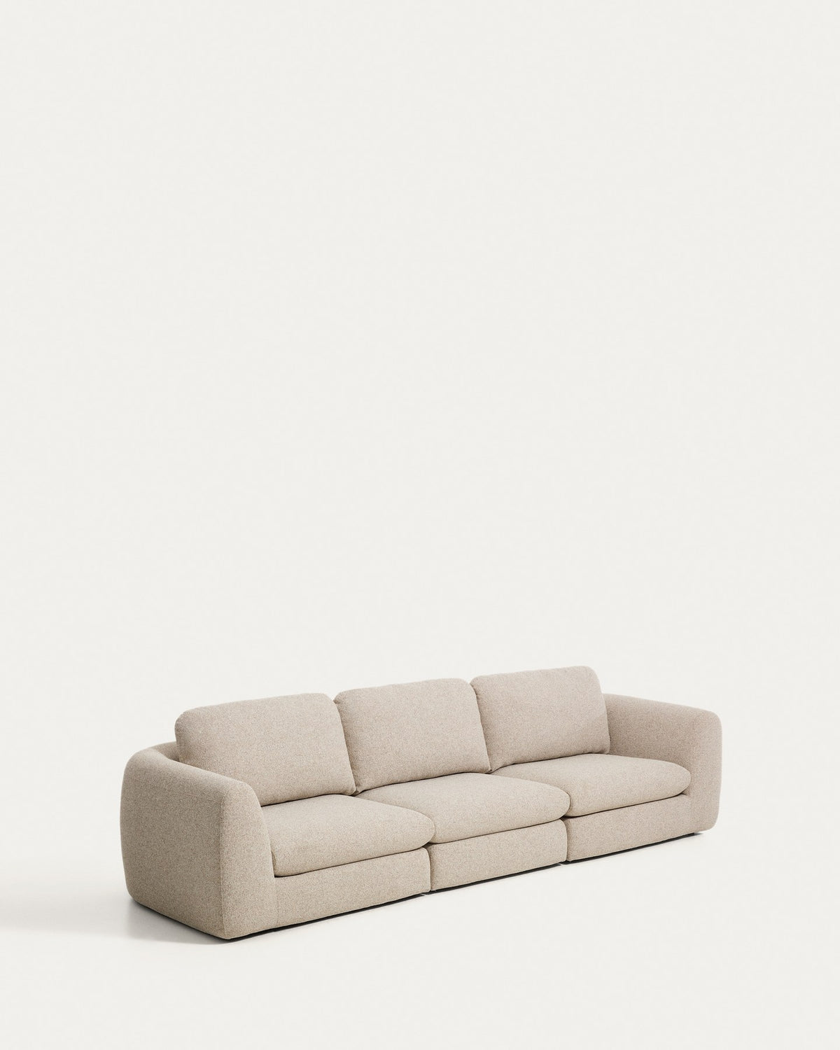 Beiges 4-Sitzer Sofa Vera von Kave Home mit gepolsterten Armlehnen, Kiefernholz-Gestell und schwarzen Kunststoffbeinen, Frontalansicht des Möbelstücks.
