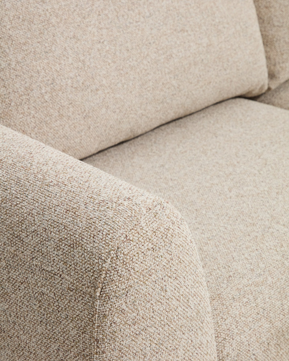 Beiges 4-Sitzer Sofa Vera von Kave Home mit gepolsterten Armlehnen, Kiefernholz-Gestell und schwarzen Kunststoffbeinen, Frontalansicht des Möbelstücks.