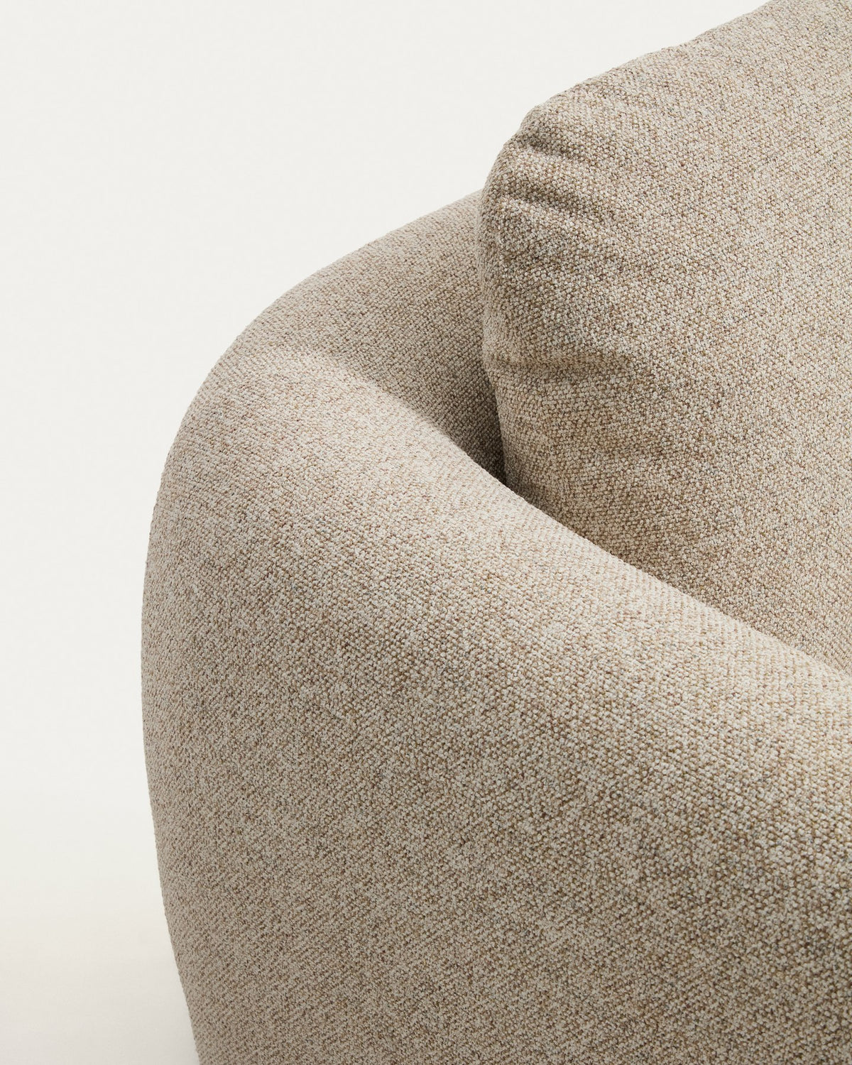Beiges 4-Sitzer Sofa Vera von Kave Home mit gepolsterten Armlehnen, Kiefernholz-Gestell und schwarzen Kunststoffbeinen, Frontalansicht des Möbelstücks.
