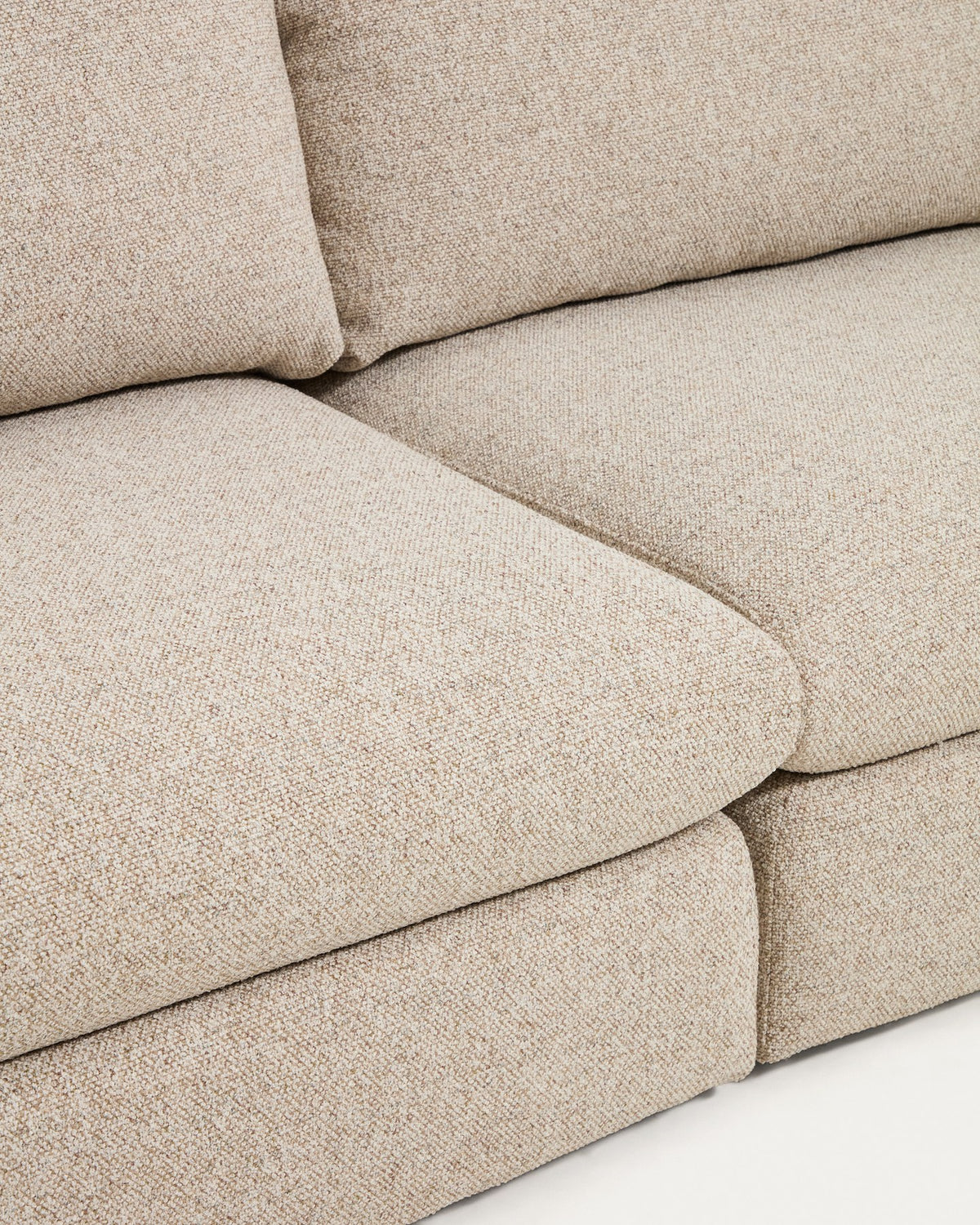 Beiges 4-Sitzer Sofa Vera von Kave Home mit gepolsterten Armlehnen, Kiefernholz-Gestell und schwarzen Kunststoffbeinen, Frontalansicht des Möbelstücks.
