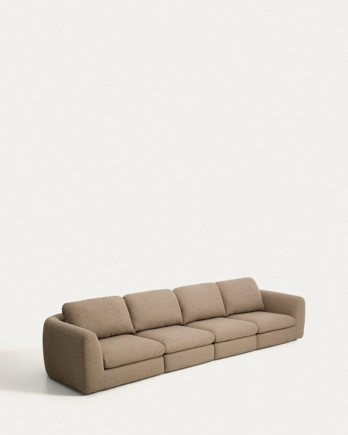 Hellbraunes 6-Sitzer Sofa Vera mit Gewebebezug, abgerundeten Armlehnen und niedrigem Gestell, Länge 410 cm, Beine aus Polypropylen.