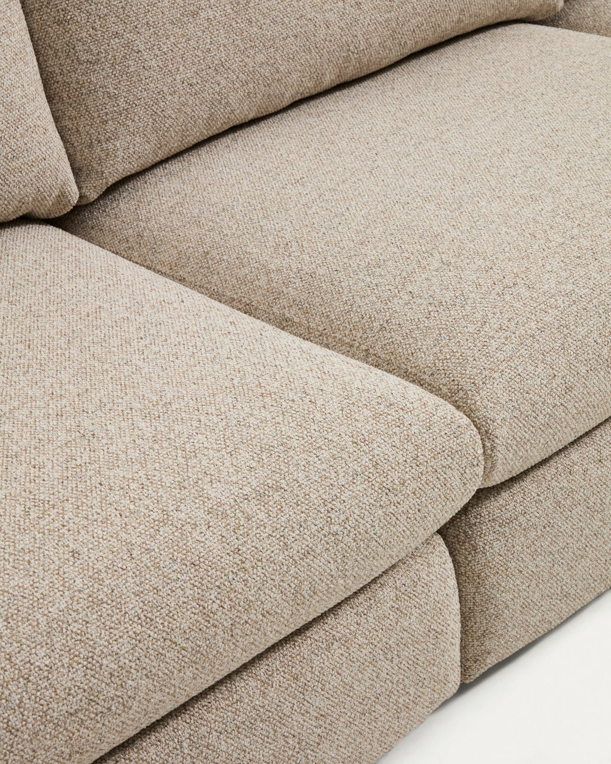 6-Sitzer Sofa Vera in Beige, 410 cm breit, mit gepolsterten Armlehnen, schwarzen Kunststoffbeinen und grobstrukturiertem Gewebebezug.