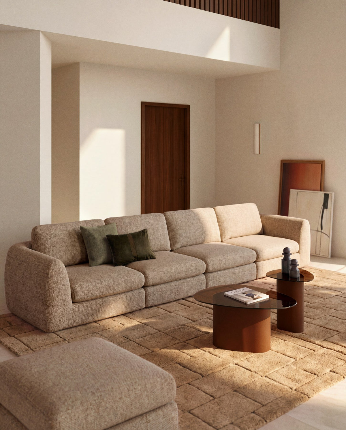 Fussablage Vera von Kave Home in Hellbraun, gepolsterter Pouf mit Taschenfedern, Kiefernholzstruktur und Gewebe-Bezug, quadratische Form 80x80 cm.