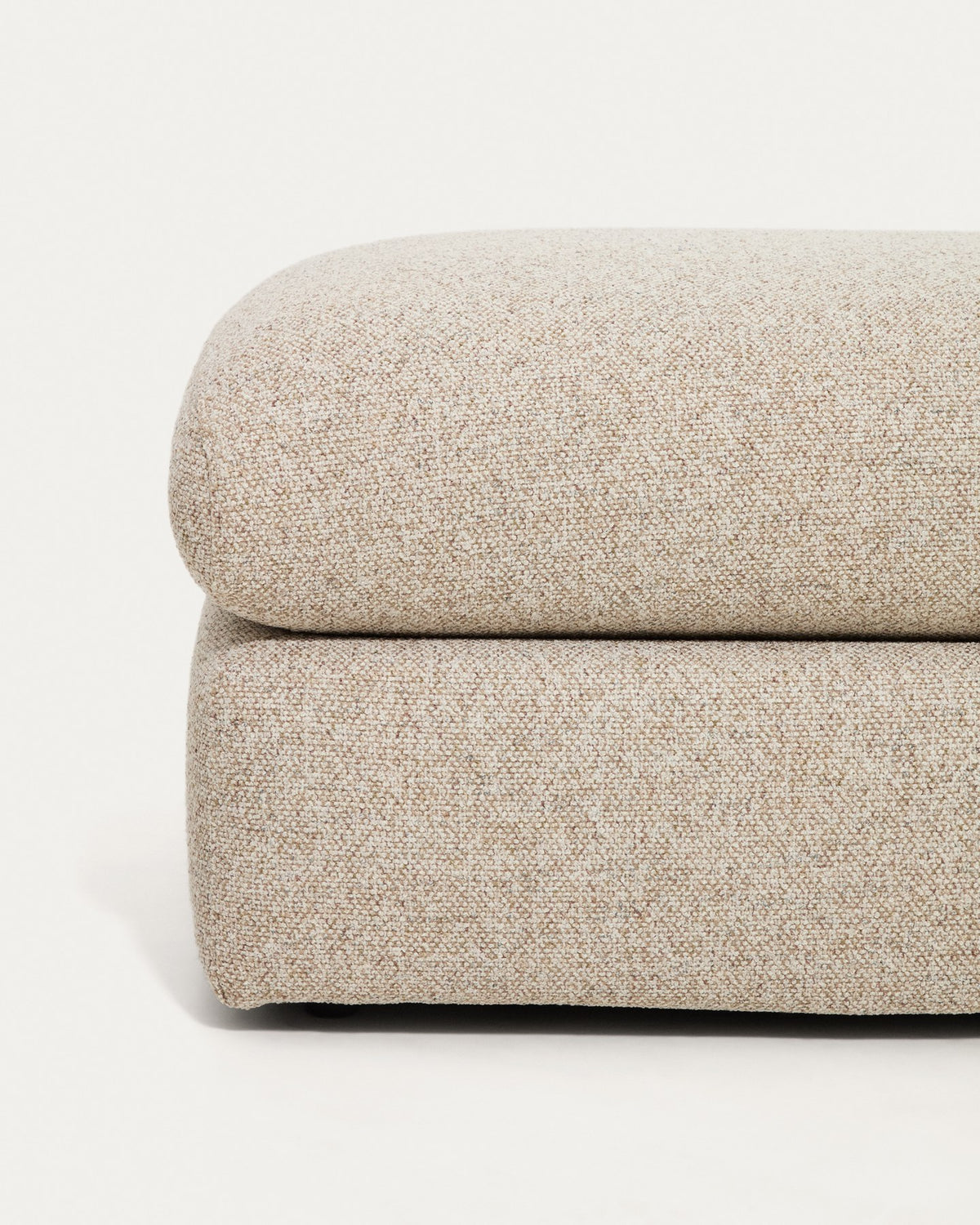 Beige gepolsterte Fussablage Vera von Kave Home, quadratische Form 80 x 80 cm, mit schwarzen Beinen aus Polypropylen und texturiertem Bezug.