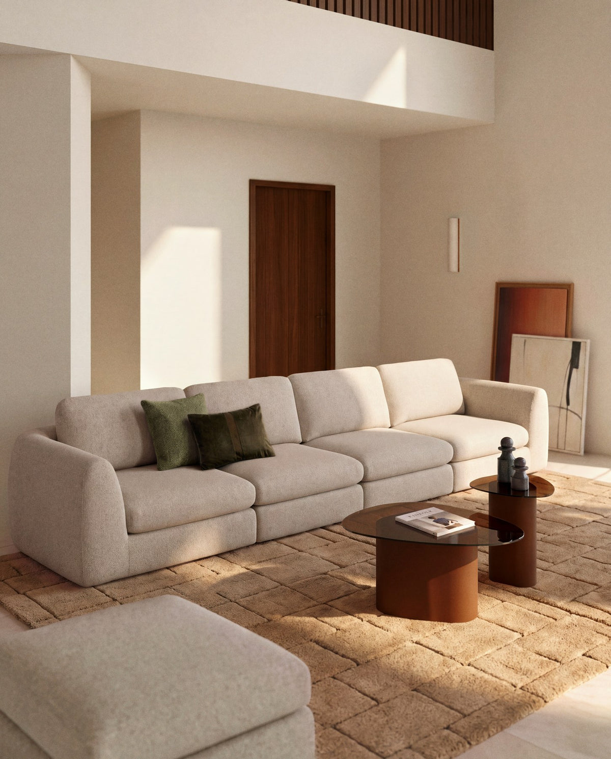 Beige gepolsterte Fussablage Vera von Kave Home, quadratische Form 80 x 80 cm, mit schwarzen Beinen aus Polypropylen und texturiertem Bezug.