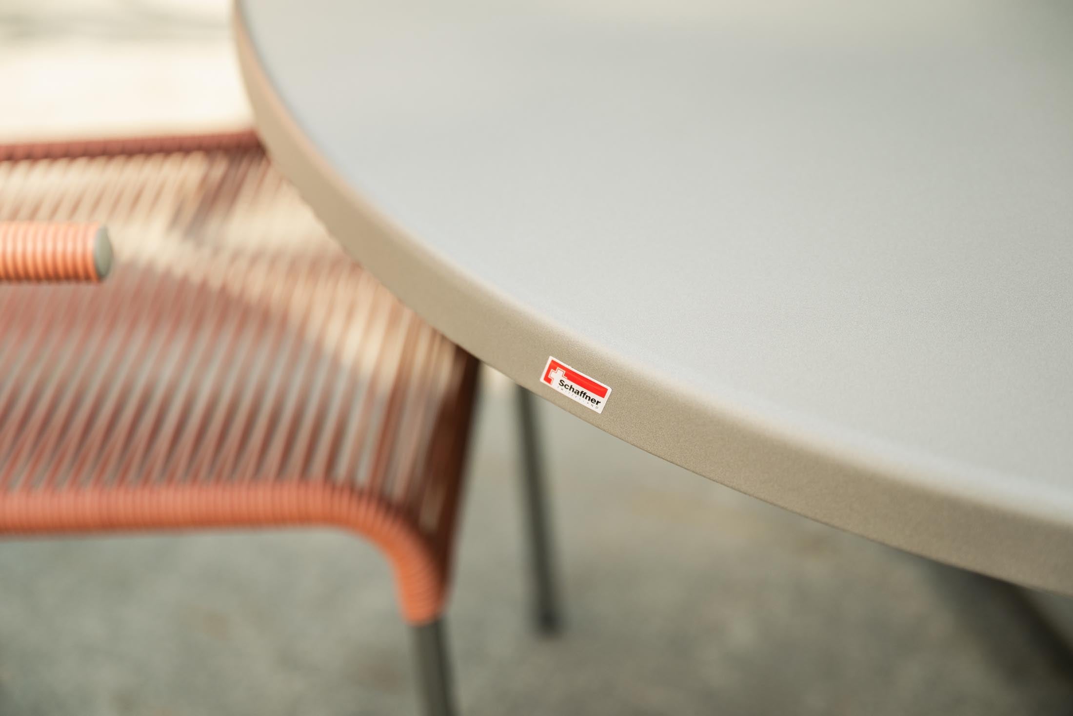 Hochwertiger, klappbarer Bodensee Glasfaser-Gartentisch ø100 aus wetterfesten, UV-beständigen Materialien. Robust, pflegeleicht, Swiss Made – perfekt für Balkon, Terrasse & Garten.