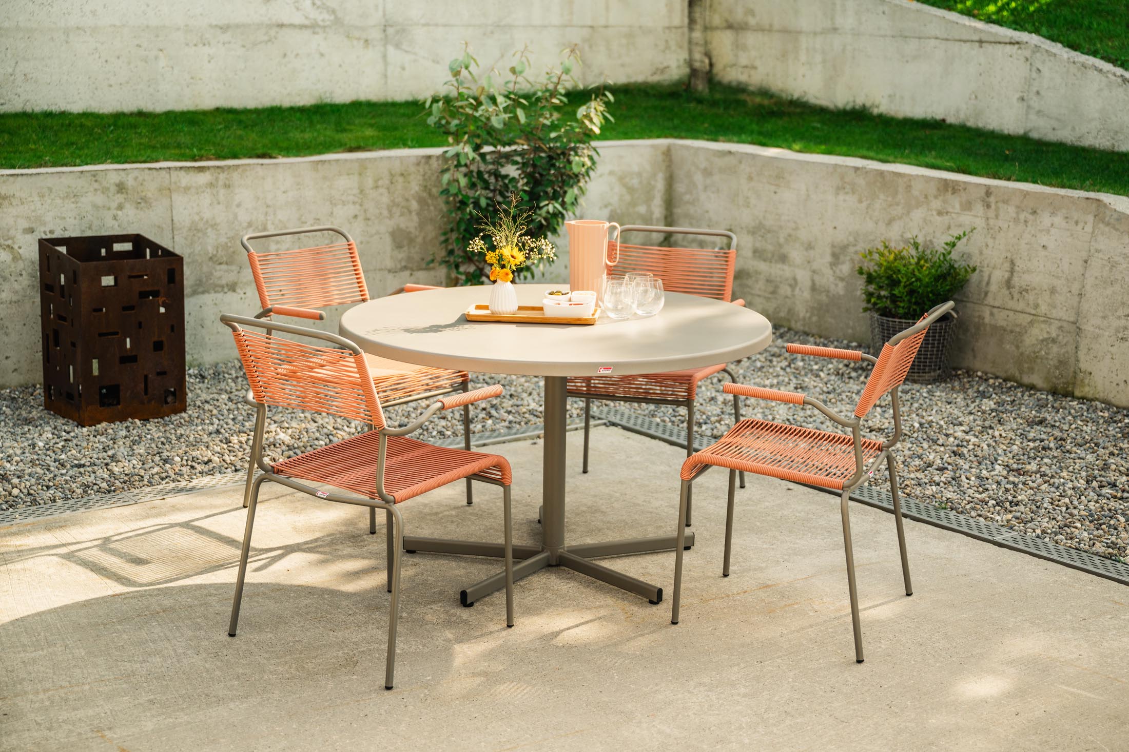 Eleganter, wetterfester Bodensee Glasfaser-Gartentisch ø100, klappbar, UV-beständig, robust, pflegeleicht, Swiss Made, ideal für Balkon, Terrasse & Garten.