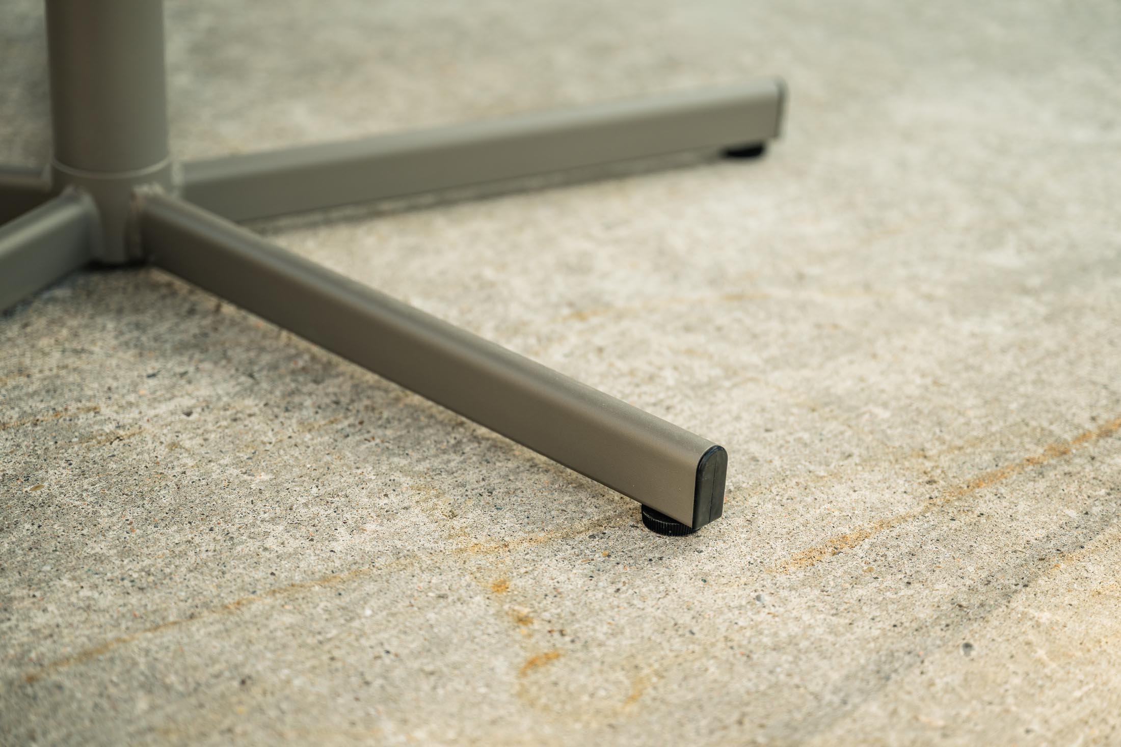 Eleganter, klappbarer Bodensee Glasfaser-Gartentisch ø100 mit wetterfesten, hitzebeständigen Materialien. Swiss Made, langlebig, pflegeleicht und ideal für den Außenbereich.