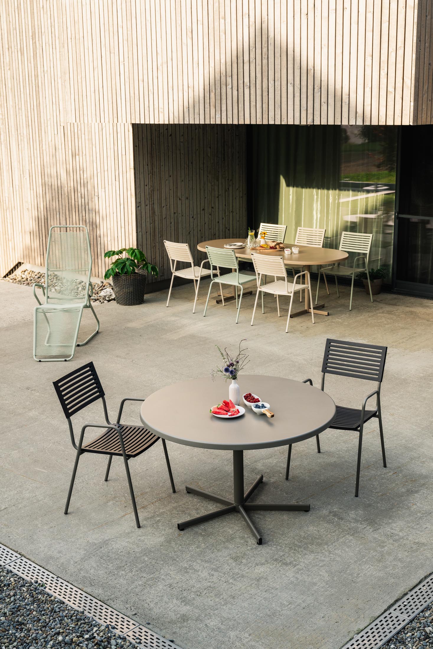 Eleganter, klappbarer Bodensee Glasfaser-Gartentisch ø100 mit wetterfesten, hitzebeständigen Materialien. Swiss Made, langlebig, pflegeleicht und ideal für den Außenbereich.