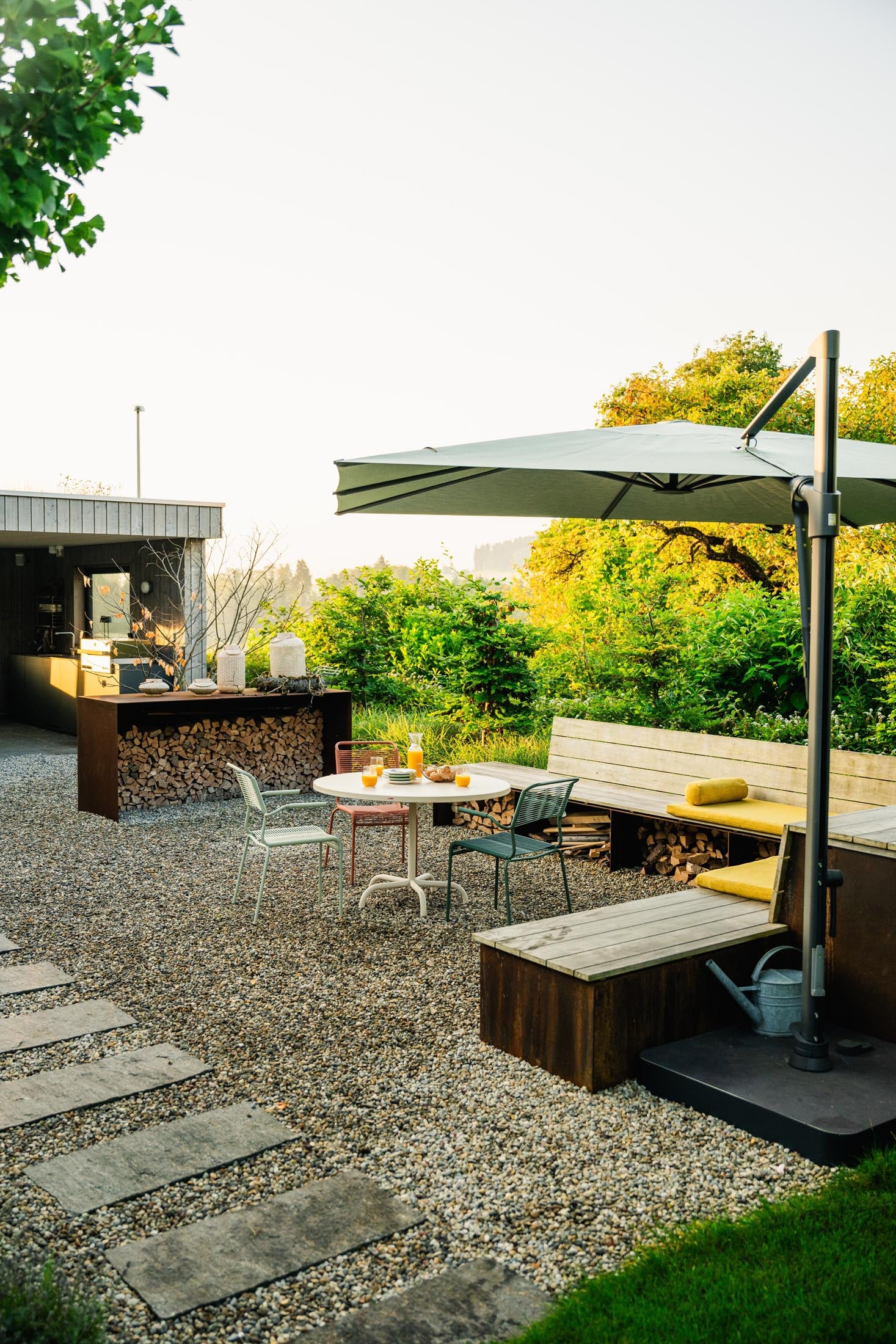 Hochwertiger, wetterfester Säntis Metall-Gartentisch ø117, klappbar und langlebig. Perfekt für Garten, Balkon oder Terrasse – Schweizer Qualität.