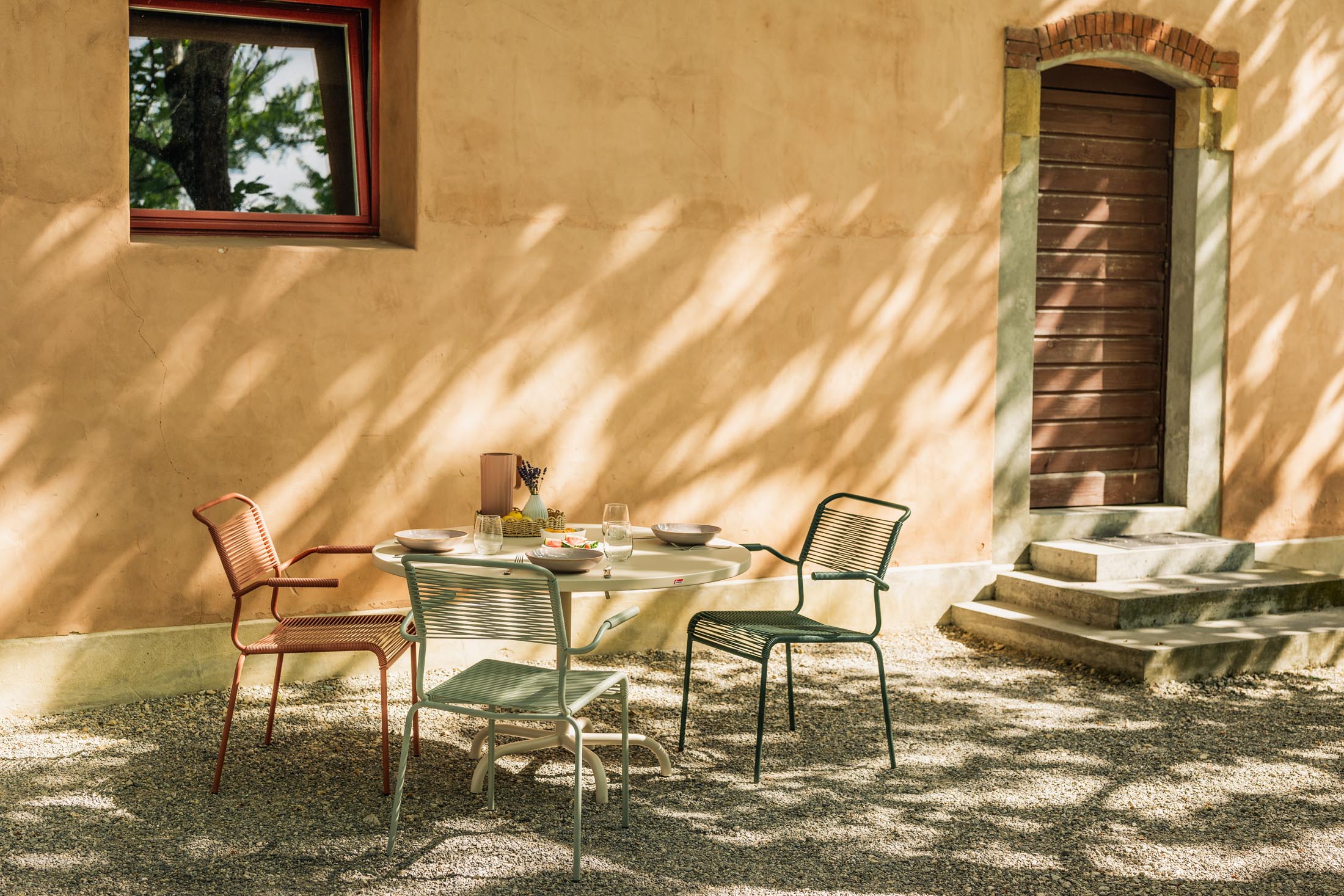 Hochwertiger, klappbarer Säntis Metall-Gartentisch ø117 aus wetterfestem Stahl – robust, leicht zu pflegen und perfekt für den Outdoor-Bereich.