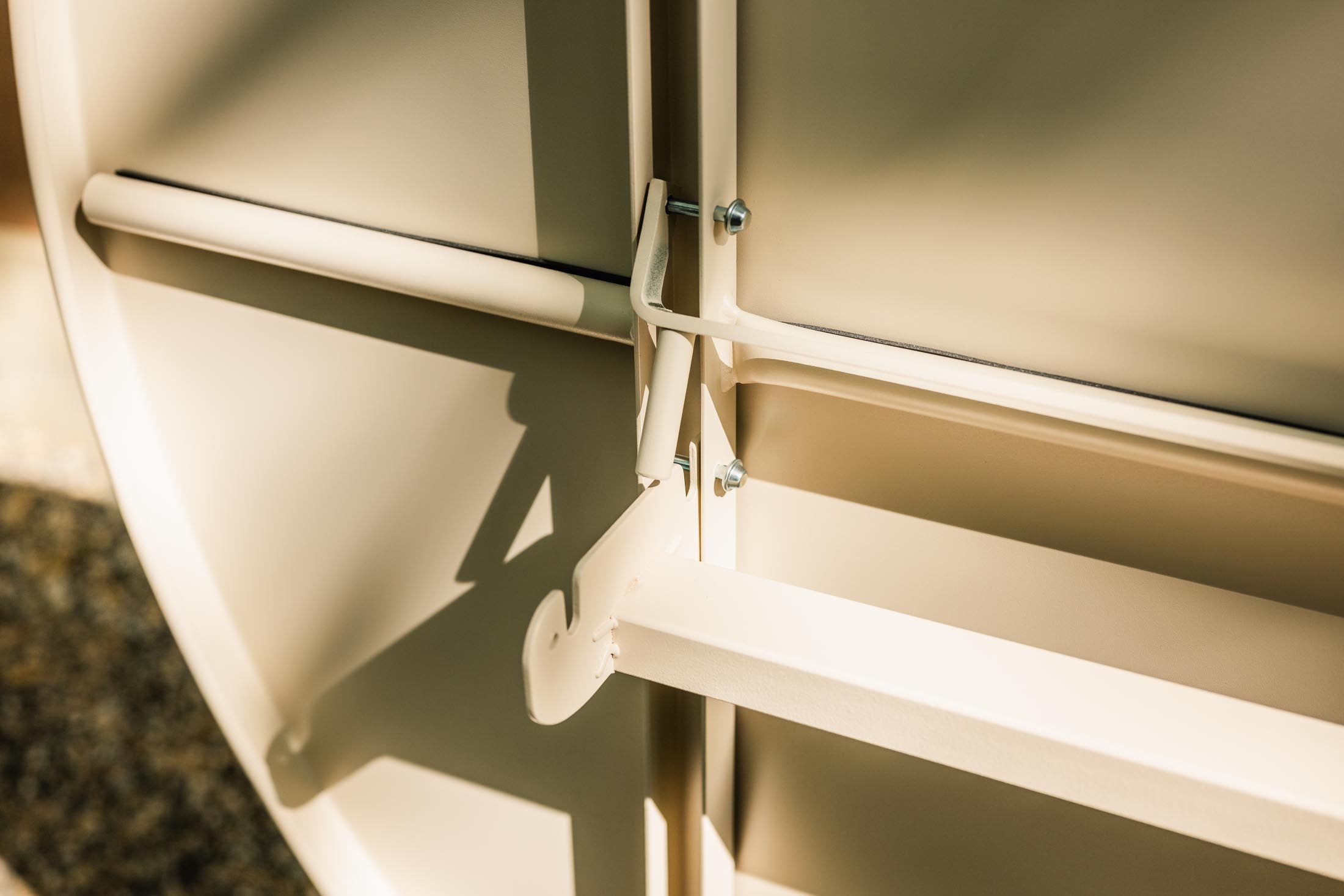 Robuster, klappbarer Säntis Metall-Gartentisch ø117 aus wetterfestem Stahl – perfekt für Garten, Balkon oder Terrasse, platzsparend und langlebig.